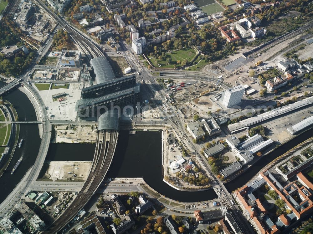 Aerial image Berlin - View of the Berlin Central Station on the river Spree in the Moabit part of Berlin. The glas roof is an important landmark of the capital and covers the most important train station of the city. The building was designed by Meinhard von Gerkan