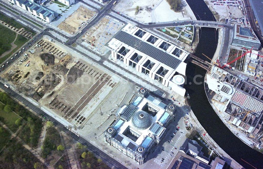 Berlin-Tiergarten / Spreebogen from the bird's eye view: Regierungsviertel mit dem Reichstag und dem Baustellenbereich am Lehrter Bahnhof / Spreebogen in Berlin Tiergarten.