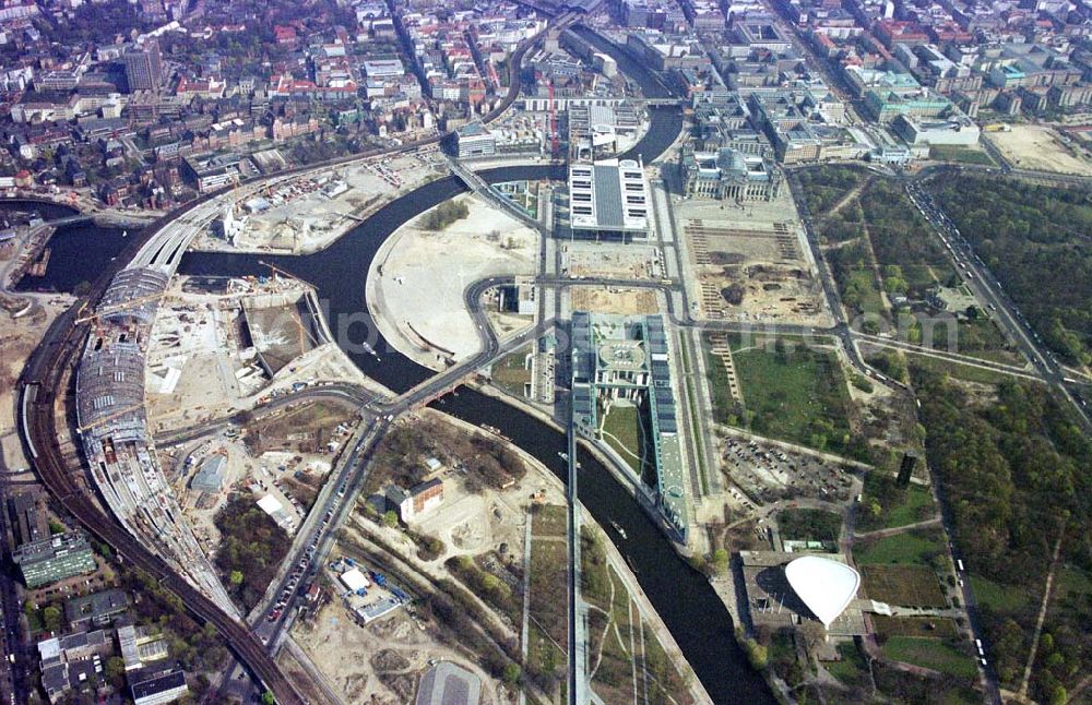 Aerial image Berlin-Tiergarten / Spreebogen - Regierungsviertel mit dem Reichstag und dem Baustellenbereich am Lehrter Bahnhof / Spreebogen in Berlin Tiergarten.