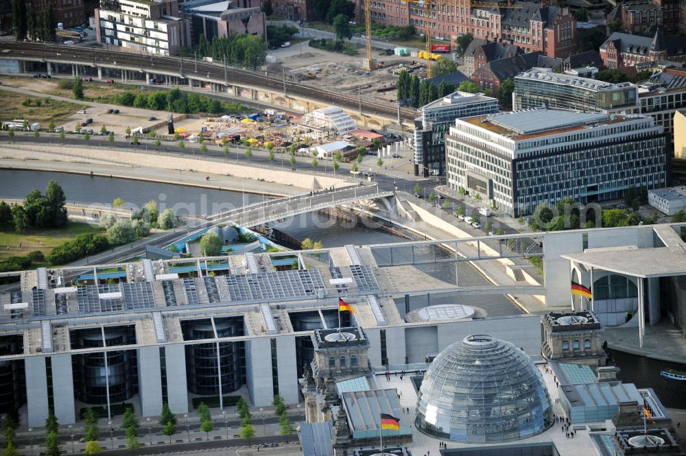 Aerial photograph Berlin - Blick über die Kuppel vom Deutschen Bundestag und das Paul-Löbe-Haus auf die Kronprinzenbrücke und den Bundespressestrand am Kapelle Ufer in Berlin Mitte. View over the dom from the Bundestag / Federal Diet and the Paul-Loebe-Haus of the brigde Kronprinzenbrücke and the BundesPresseStrand at the street Kapelle Ufer in Berlin.