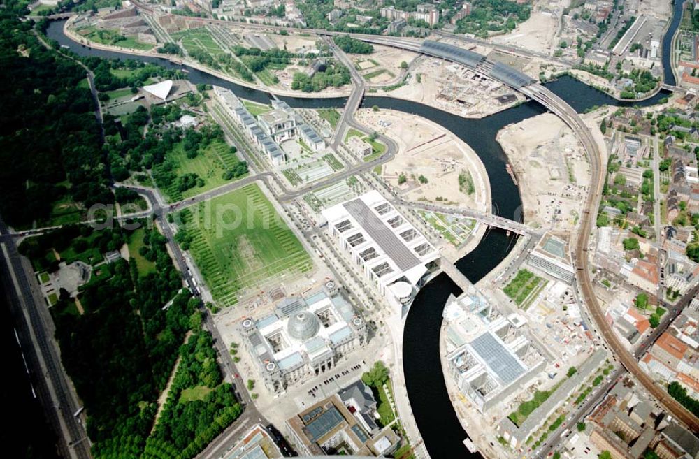 Berlin / Tiergarten from above - Regierungsviertel am Spreebogen in Berlin - Tiergarten / Mitte mit dem Reichstag und Bundeskanzleramt und dem Büro- und Geschäftshaus Reinhardtstraße Nr. 56-58 / Ecke Unterbaumstraße 1-2 am Spreeufer.