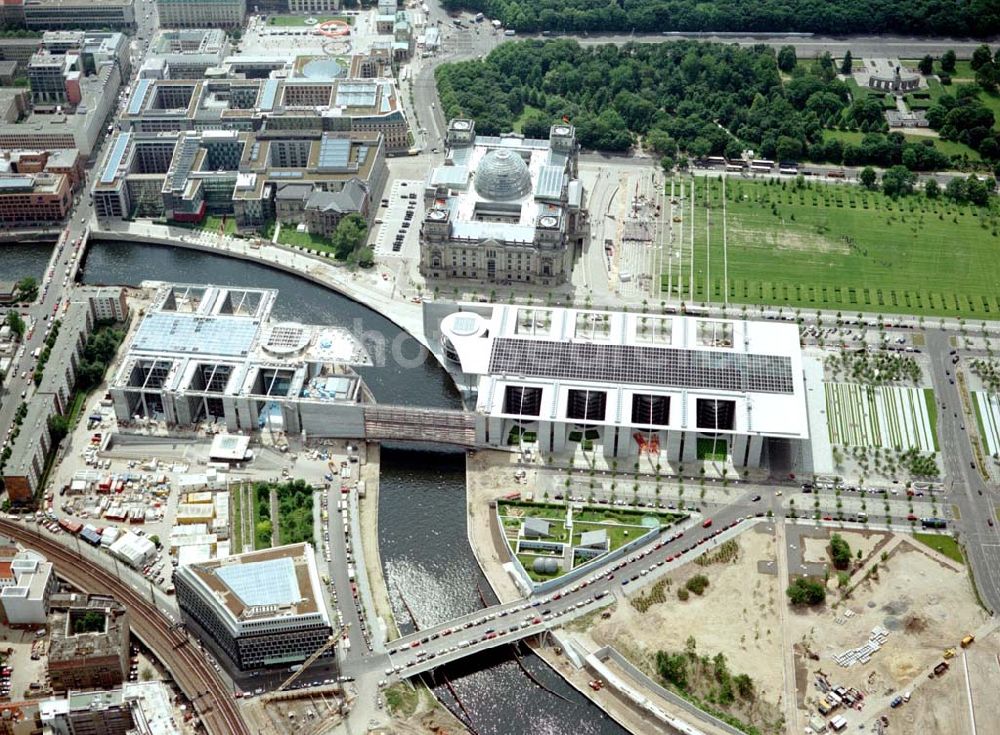 Berlin / Tiergarten from the bird's eye view: Regierungsviertel am Spreebogen in Berlin - Tiergarten / Mitte mit dem Reichstag und Bundeskanzleramt und dem Büro- und Geschäftshaus Reinhardtstraße Nr. 56-58 / Ecke Unterbaumstraße 1-2 am Spreeufer.