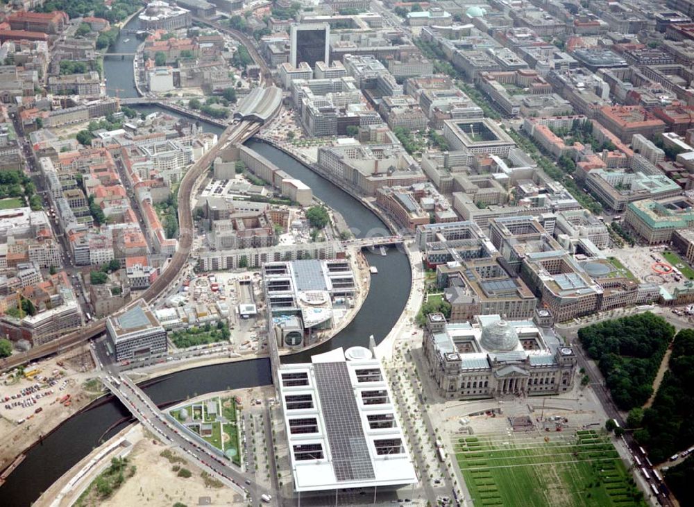 Berlin / Tiergarten from above - Regierungsviertel am Spreebogen in Berlin - Tiergarten / Mitte mit dem Reichstag und Bundeskanzleramt und dem Büro- und Geschäftshaus Reinhardtstraße Nr. 56-58 / Ecke Unterbaumstraße 1-2 am Spreeufer.