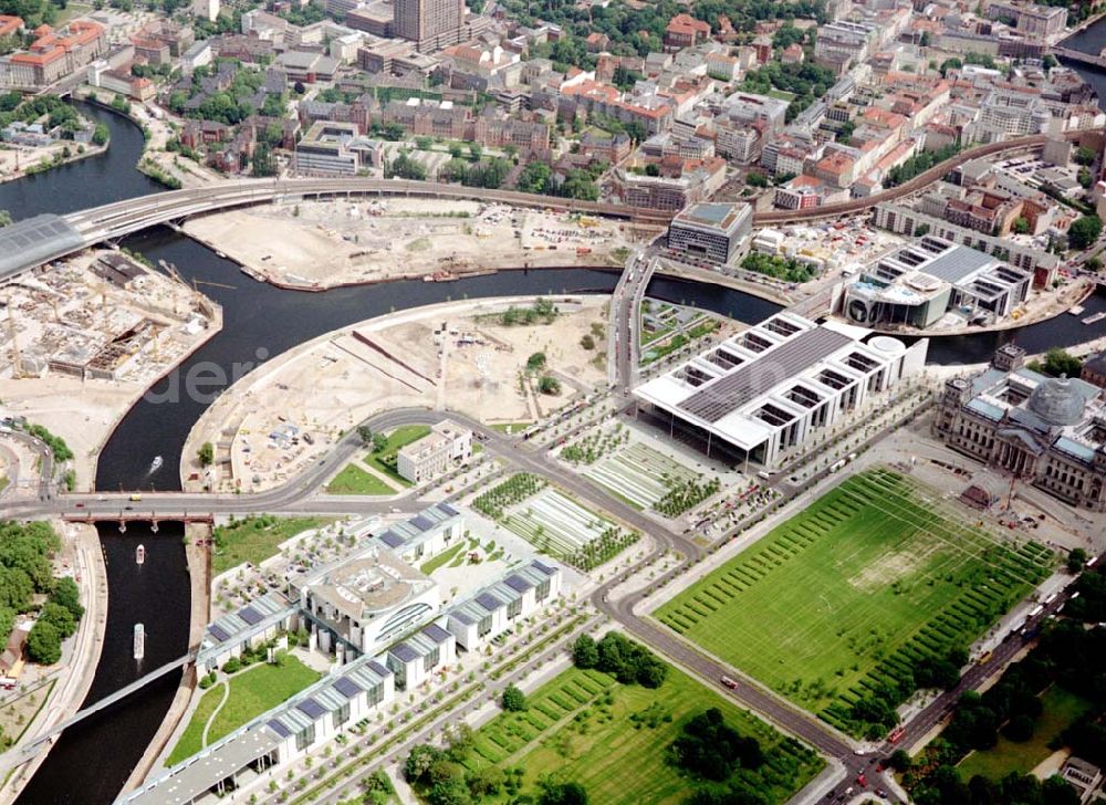 Berlin / Tiergarten from the bird's eye view: Regierungsviertel am Spreebogen in Berlin - Tiergarten / Mitte mit dem Reichstag und Bundeskanzleramt und dem Büro- und Geschäftshaus Reinhardtstraße Nr. 56-58 / Ecke Unterbaumstraße 1-2 am Spreeufer.