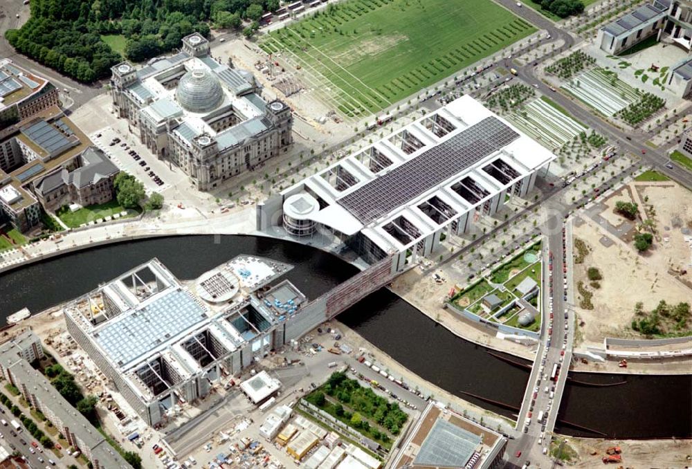 Aerial photograph Berlin / Tiergarten - Regierungsviertel am Spreebogen in Berlin - Tiergarten / Mitte mit dem Reichstag und Bundeskanzleramt und dem Büro- und Geschäftshaus Reinhardtstraße Nr. 56-58 / Ecke Unterbaumstraße 1-2 am Spreeufer.