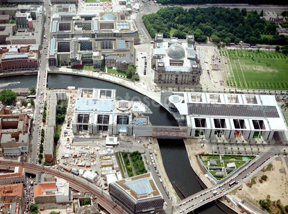 Berlin / Tiergarten from above - Regierungsviertel am Spreebogen in Berlin - Tiergarten / Mitte mit dem Reichstag und Bundeskanzleramt und dem Büro- und Geschäftshaus Reinhardtstraße Nr. 56-58 / Ecke Unterbaumstraße 1-2 am Spreeufer.