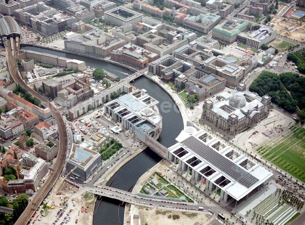 Berlin / Tiergarten from the bird's eye view: Regierungsviertel am Spreebogen in Berlin - Tiergarten / Mitte mit dem Reichstag und Bundeskanzleramt und dem Büro- und Geschäftshaus Reinhardtstraße Nr. 56-58 / Ecke Unterbaumstraße 1-2 am Spreeufer.