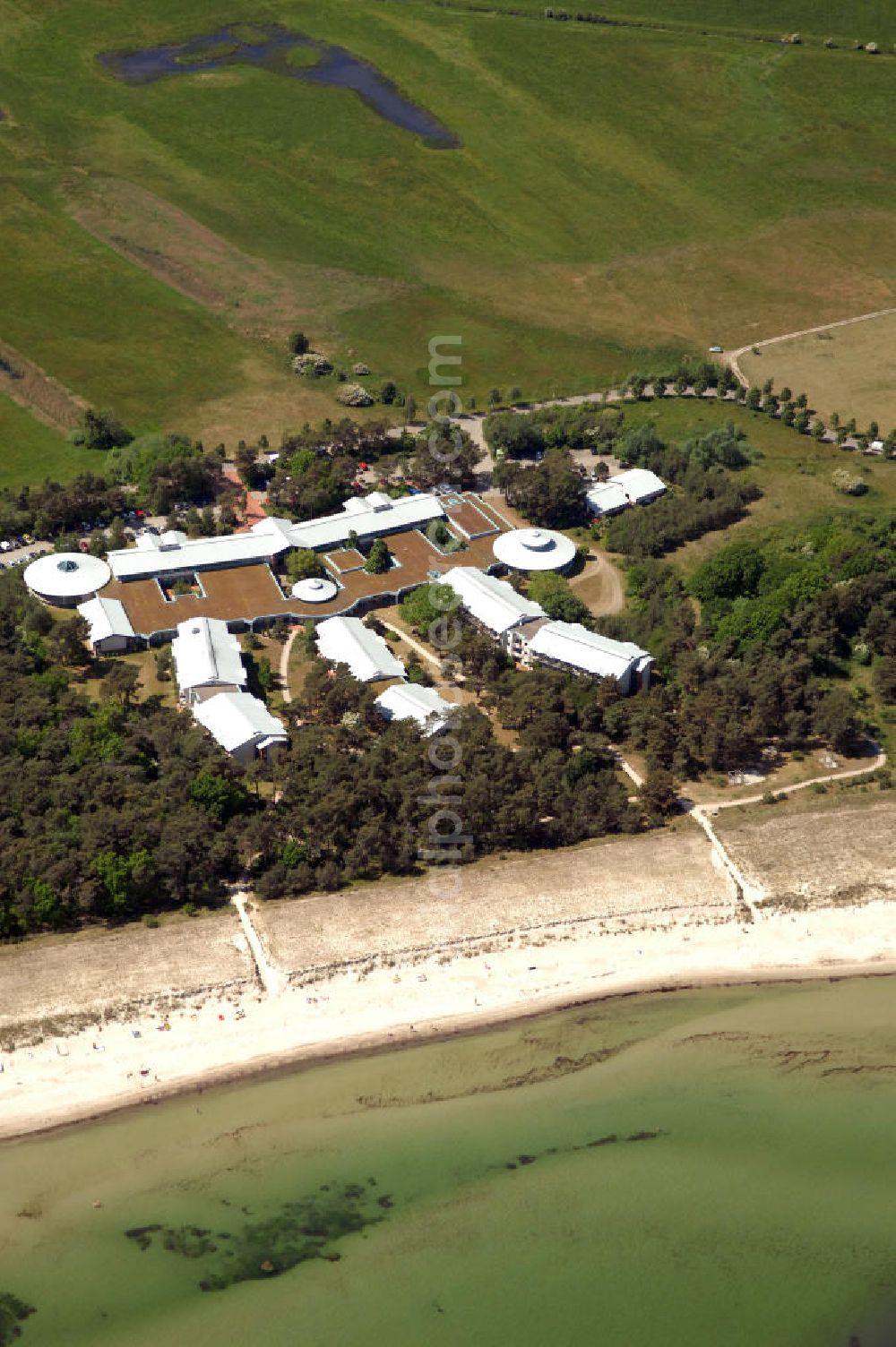 Göhren from the bird's eye view: Blick auf die Rehabilitationsklinik Göhren auf der Insel Rügen, eine Klinik der Deutschen Rentenversicherung Mitteldeutschland. Kontakt: Südstrand 6, 18586 Ostseebad Göhren, Tel. +49(0)38308 538, Fax: +49(0)38308 533 53, e-mail: info@rehaklinikgoehren.de