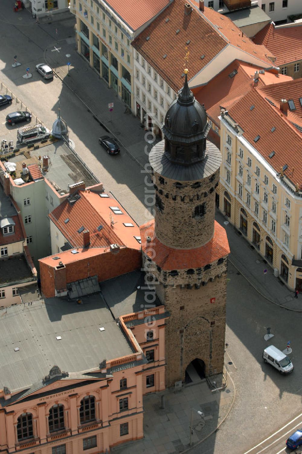 Aerial photograph Görlitz - Blick auf den Reichenbacher Turm. Der Reichenbacher Turm ist ein erhalten gebliebener Teil der westlichen Stadtbefestigung. Er ist der höchste der drei erhaltenen Wach- und Wehrtürme der Stadt (Nikolaiturm und Dicker Turm). 1376 wurde der Turm erstmals urkundlich erwähnt, seit 1953 ist er ein Aussichtsturm und Teil des Kulturhistorischen Museums.