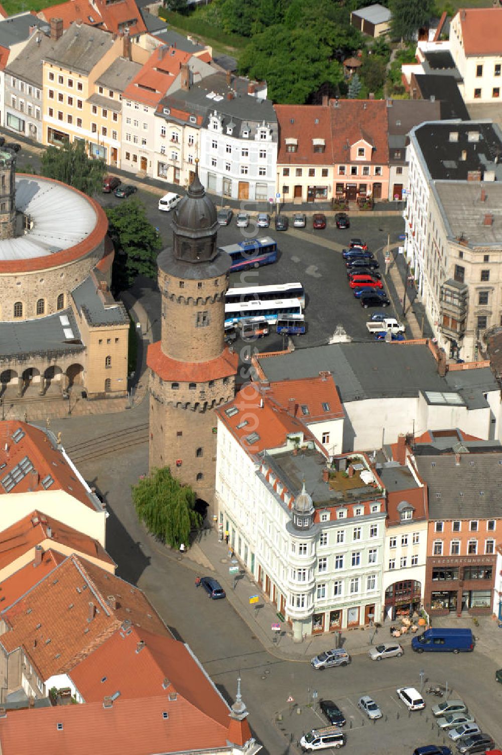 Görlitz from above - Blick auf den Reichenbacher Turm. Der Reichenbacher Turm ist ein erhalten gebliebener Teil der westlichen Stadtbefestigung. Er ist der höchste der drei erhaltenen Wach- und Wehrtürme der Stadt (Nikolaiturm und Dicker Turm). 1376 wurde der Turm erstmals urkundlich erwähnt, seit 1953 ist er ein Aussichtsturm und Teil des Kulturhistorischen Museums.