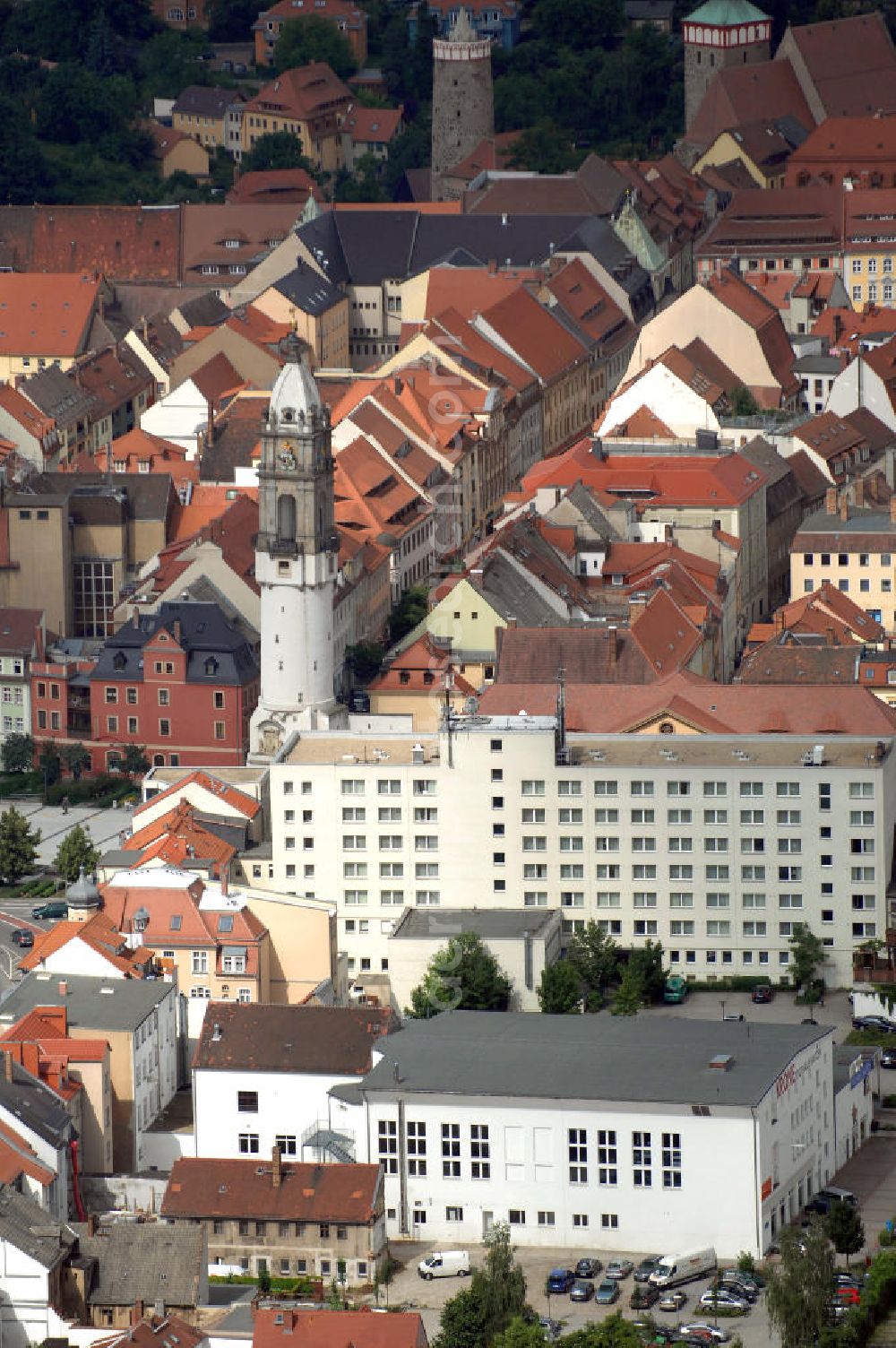 Bautzen from above - Blick auf den Reichenturm, auch Schiefer Turm von Bautzen genannt. Wie auch viele der an deren Türme der Stadt Bautzen war er ein Teil des Ausbaus der inneren Stadtbefestigung im 14. / 15. Jahrhundert. Er befindet sich am östlichen Rand der Altstadt, bildet den Abschluss der Reichenstraße und steht am Kornmarkt, gegenüber der Liebfrauenkirche. Er ist 56 m hoch und hat eine Neigung nach Nordwest von 1,44 m. Der Turm besitzt eine Aussichtsplattform mit Blick auf die Bautzener Altstadt.