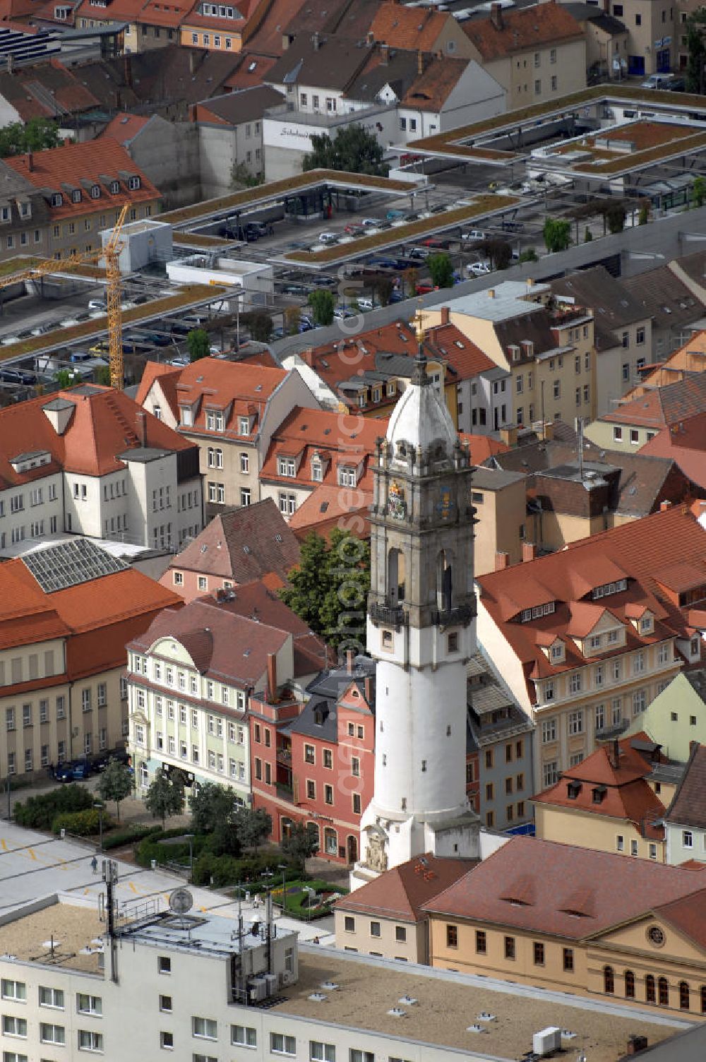 Bautzen from the bird's eye view: Blick auf den Reichenturm, auch Schiefer Turm von Bautzen genannt. Wie auch viele der an deren Türme der Stadt Bautzen war er ein Teil des Ausbaus der inneren Stadtbefestigung im 14. / 15. Jahrhundert. Er befindet sich am östlichen Rand der Altstadt, bildet den Abschluss der Reichenstraße und steht am Kornmarkt, gegenüber der Liebfrauenkirche. Er ist 56 m hoch und hat eine Neigung nach Nordwest von 1,44 m. Der Turm besitzt eine Aussichtsplattform mit Blick auf die Bautzener Altstadt.