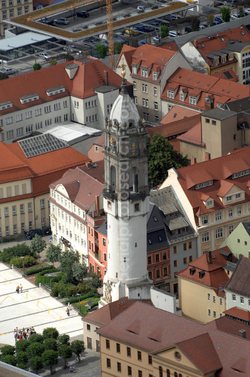 Aerial image Bautzen - Blick auf den Reichenturm, auch Schiefer Turm von Bautzen genannt. Wie auch viele der an deren Türme der Stadt Bautzen war er ein Teil des Ausbaus der inneren Stadtbefestigung im 14. / 15. Jahrhundert. Er befindet sich am östlichen Rand der Altstadt, bildet den Abschluss der Reichenstraße und steht am Kornmarkt, gegenüber der Liebfrauenkirche. Er ist 56 m hoch und hat eine Neigung nach Nordwest von 1,44 m. Der Turm besitzt eine Aussichtsplattform mit Blick auf die Bautzener Altstadt.