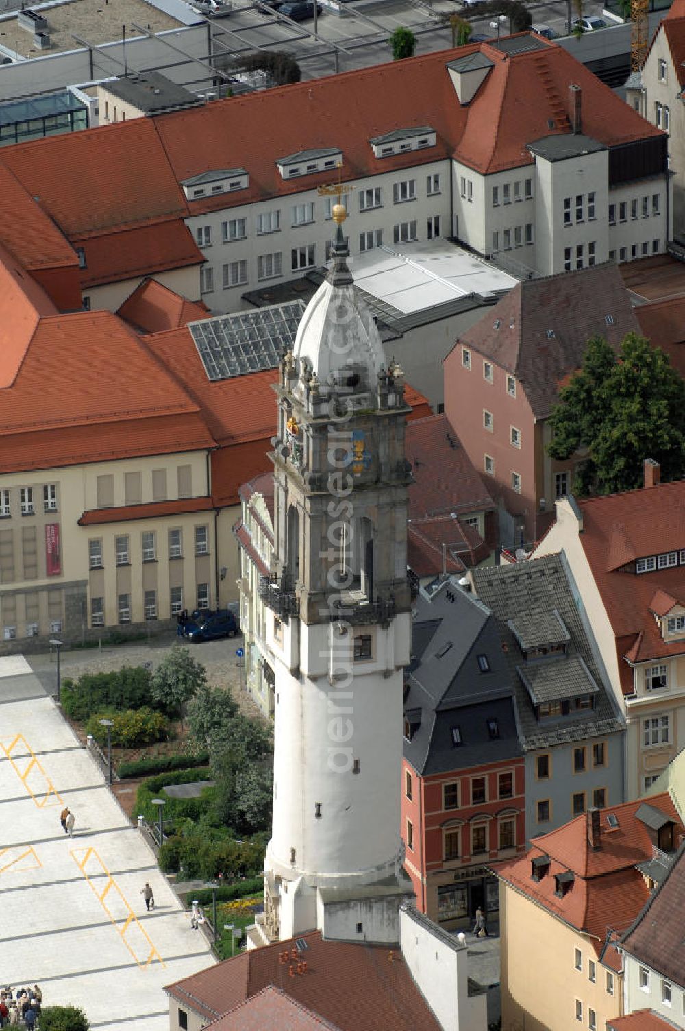 Bautzen from above - Blick auf den Reichenturm, auch Schiefer Turm von Bautzen genannt. Wie auch viele der an deren Türme der Stadt Bautzen war er ein Teil des Ausbaus der inneren Stadtbefestigung im 14. / 15. Jahrhundert. Er befindet sich am östlichen Rand der Altstadt, bildet den Abschluss der Reichenstraße und steht am Kornmarkt, gegenüber der Liebfrauenkirche. Er ist 56 m hoch und hat eine Neigung nach Nordwest von 1,44 m. Der Turm besitzt eine Aussichtsplattform mit Blick auf die Bautzener Altstadt.