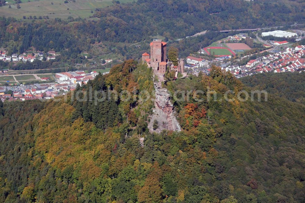 Pfälzerwald from above - Die Reichsburg Trifels ist eine Felsenburg in Annweiler im Pfälzerwald in Rheinland-Pfalz. Sie stammt etwa aus dem 11. Jahrhundert. Im Mittelalter war sie eine Reichsburg, heute ist sie geschütztes Kulturgut. The imperials castle Trifels is a castle of rocks in Annweiler in Pfälzerwald in Rhineland-Palatinate. It was possibly built in the 11 century. In the middle age it was a imperials castle, today it is a cultural artifact.