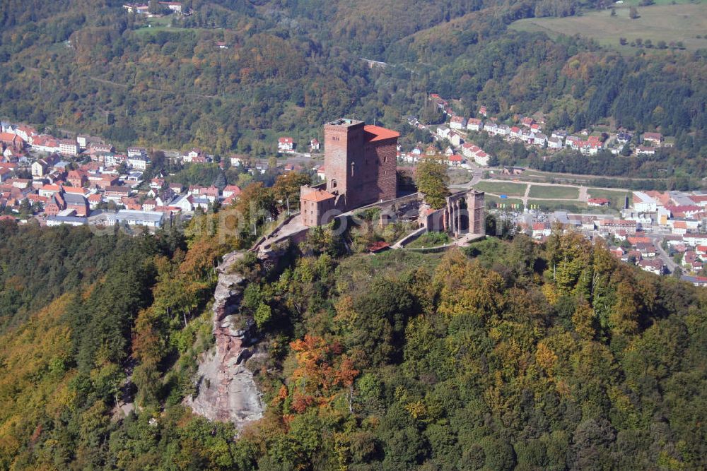 Pfälzerwald from the bird's eye view: Die Reichsburg Trifels ist eine Felsenburg in Annweiler im Pfälzerwald in Rheinland-Pfalz. Sie stammt etwa aus dem 11. Jahrhundert. Im Mittelalter war sie eine Reichsburg, heute ist sie geschütztes Kulturgut. The imperials castle Trifels is a castle of rocks in Annweiler in Pfälzerwald in Rhineland-Palatinate. It was possibly built in the 11 century. In the middle age it was a imperials castle, today it is a cultural artifact.