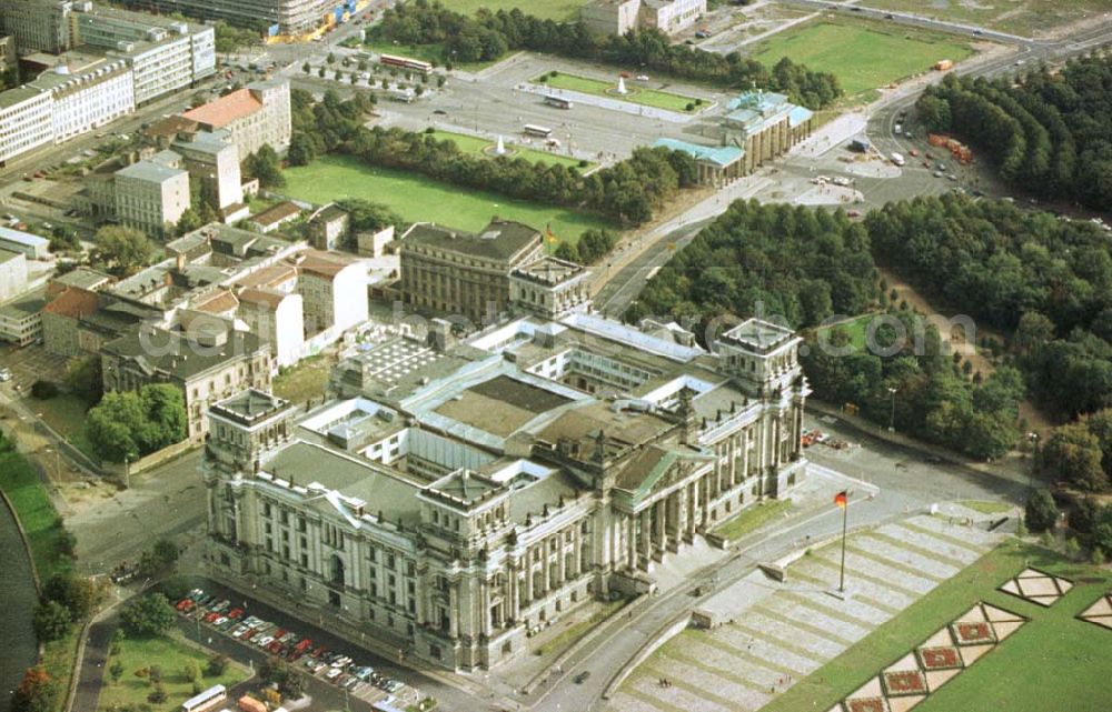 Reichstag im Berliner Tiergarten from above - 05.09.1993 Reichstag im Berliner Tiergarten