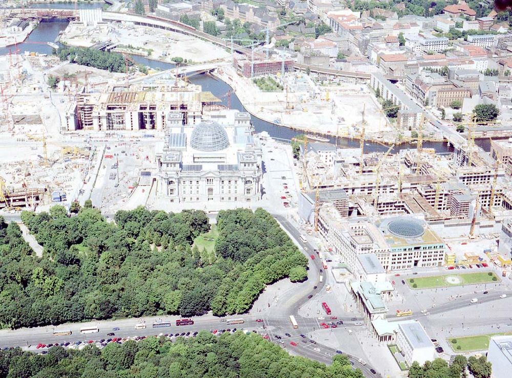 Berlin - Tiergarten from above - Reichstag und Geschäftshausbau des Bundes am Brandenburger Tor in Berlin-Mitte.