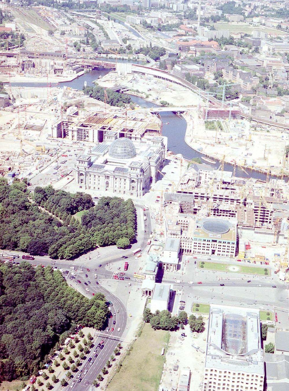 Berlin from the bird's eye view: Reichstag und Geschäftshausbau des Bundes am Brandenburger Tor in Berlin-Mitte.