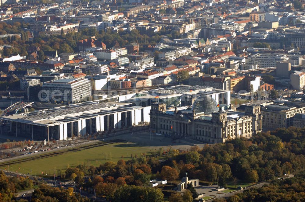 Berlin from the bird's eye view: Der Reichstag, das Paul- Löbe- Haus, das Sowjetisches Ehrenmal und im Hintergrund sind Wohnbauten.