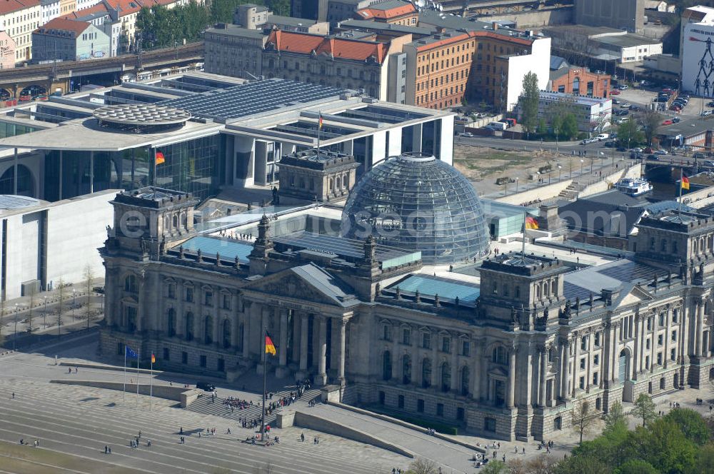 Berlin from above - Blick auf den Reichstag im Regierungsviertel des Berliner Tiergarten. View of the Reichstag in Berlin's government district of Tiergarten.