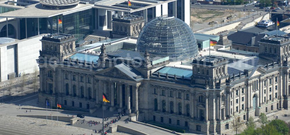 Berlin from the bird's eye view: Blick auf den Reichstag im Regierungsviertel des Berliner Tiergarten. View of the Reichstag in Berlin's government district of Tiergarten.