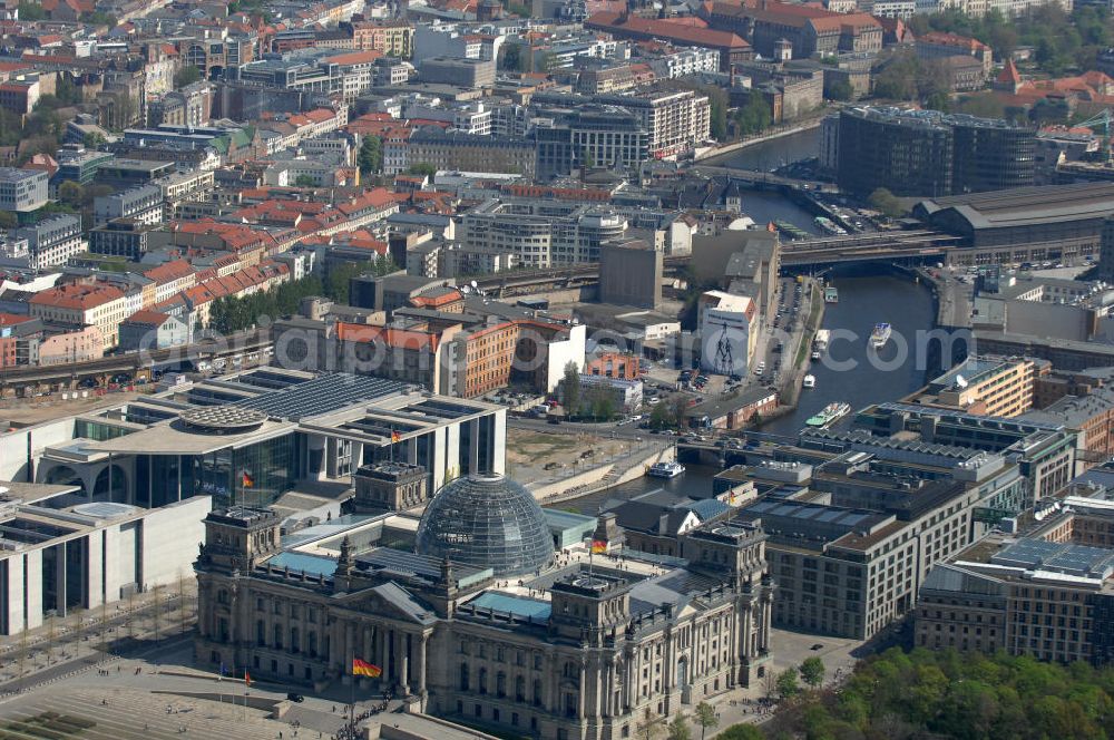 Aerial image Berlin - Blick auf den Reichstag im Regierungsviertel des Berliner Tiergarten. View of the Reichstag in Berlin's government district of Tiergarten.