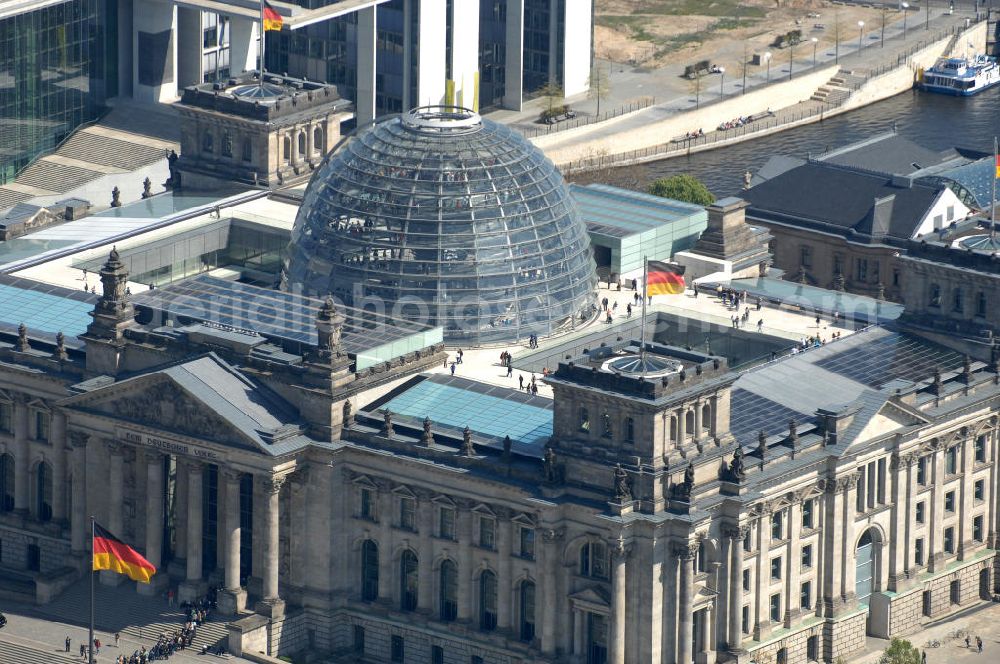 Aerial photograph Berlin - Blick auf den Reichstag im Regierungsviertel des Berliner Tiergarten. View of the Reichstag in Berlin's government district of Tiergarten.