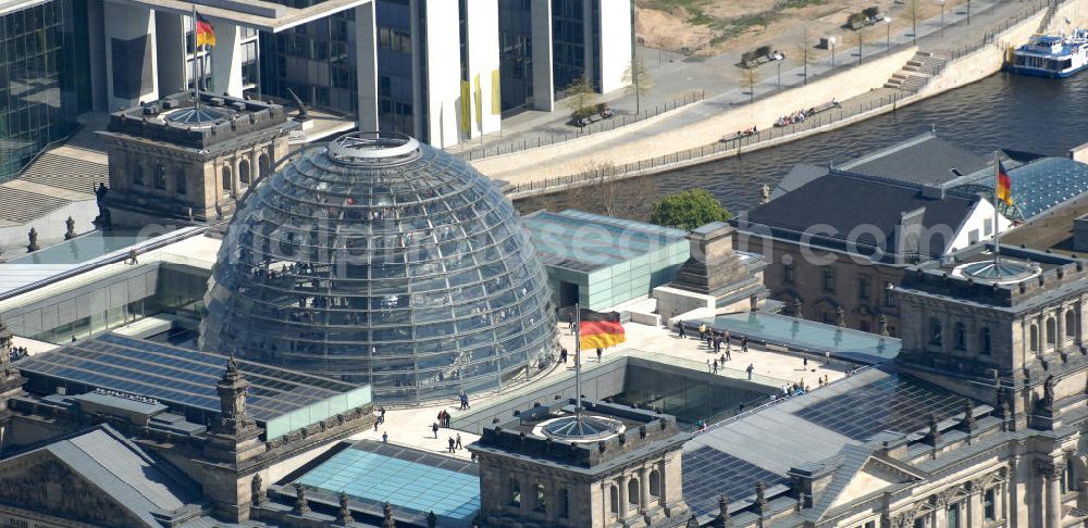 Berlin from above - Blick auf den Reichstag im Regierungsviertel des Berliner Tiergarten. View of the Reichstag in Berlin's government district of Tiergarten.