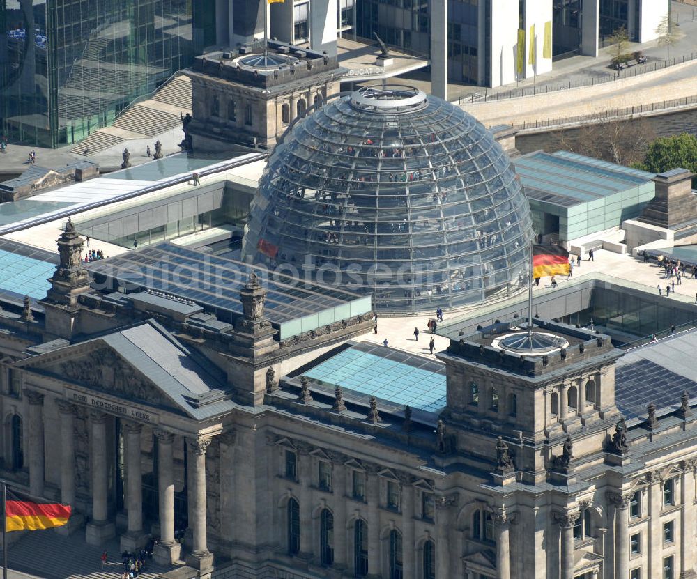 Berlin from the bird's eye view: Blick auf den Reichstag im Regierungsviertel des Berliner Tiergarten. View of the Reichstag in Berlin's government district of Tiergarten.