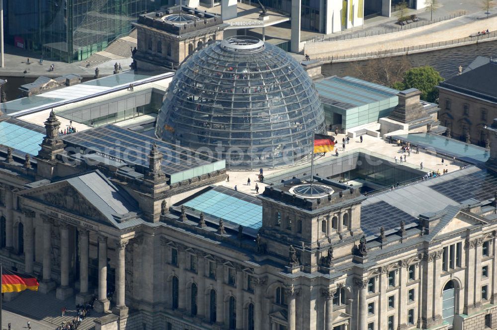 Aerial image Berlin - Blick auf den Reichstag im Regierungsviertel des Berliner Tiergarten. View of the Reichstag in Berlin's government district of Tiergarten.