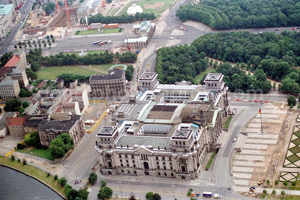 Aerial photograph Berlin - 23.07.2003 Reichstag und Umgebung mit Blick auf das Brandenburger Tor