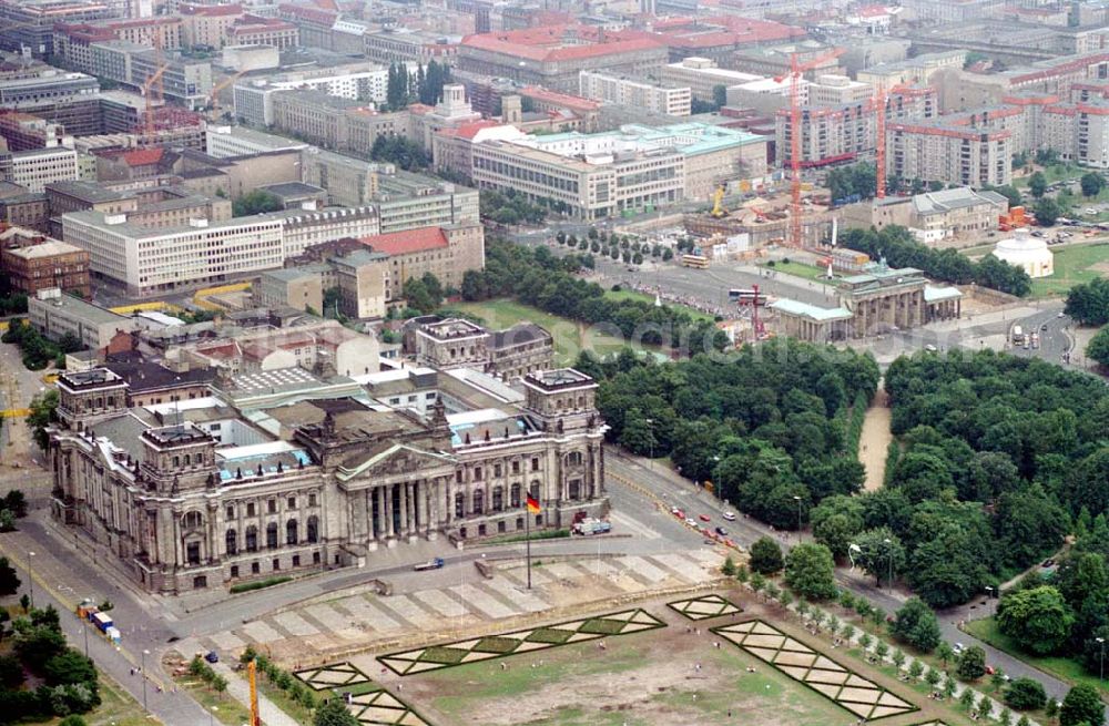 Berlin from above - 23.07.1995 Reichstag und Umgebung mit Blick auf das Brandenburger Tor