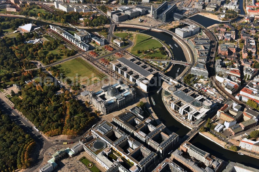 Aerial image Berlin - Reichstag building, the Federal Chancellery and German Bundestag in the Marie-Elisabeth-Lueders-Haus am Schiffbauerdamm in the government district on the banks of the Spree in Berlin