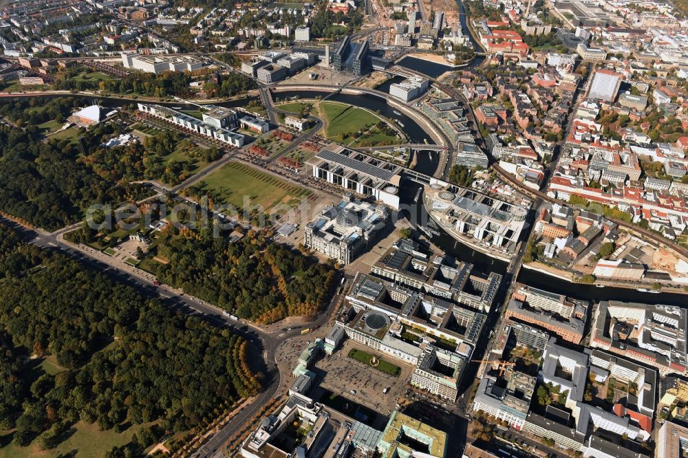 Aerial photograph Berlin - Reichstag building, the Federal Chancellery and German Bundestag in the Marie-Elisabeth-Lueders-Haus am Schiffbauerdamm in the government district on the banks of the Spree in Berlin