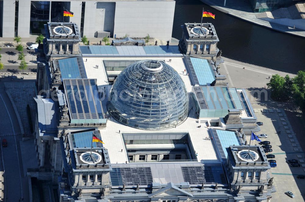 Berlin from above - Blick auf die Reichstagskuppel und das Dach des Reichstages im Regierungsviertel des Berliner Tiergarten. View of the Reichstag in Berlin's government district of Tiergarten.