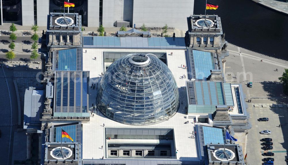 Berlin from the bird's eye view: Blick auf die Reichstagskuppel und das Dach des Reichstages im Regierungsviertel des Berliner Tiergarten. View of the Reichstag in Berlin's government district of Tiergarten.