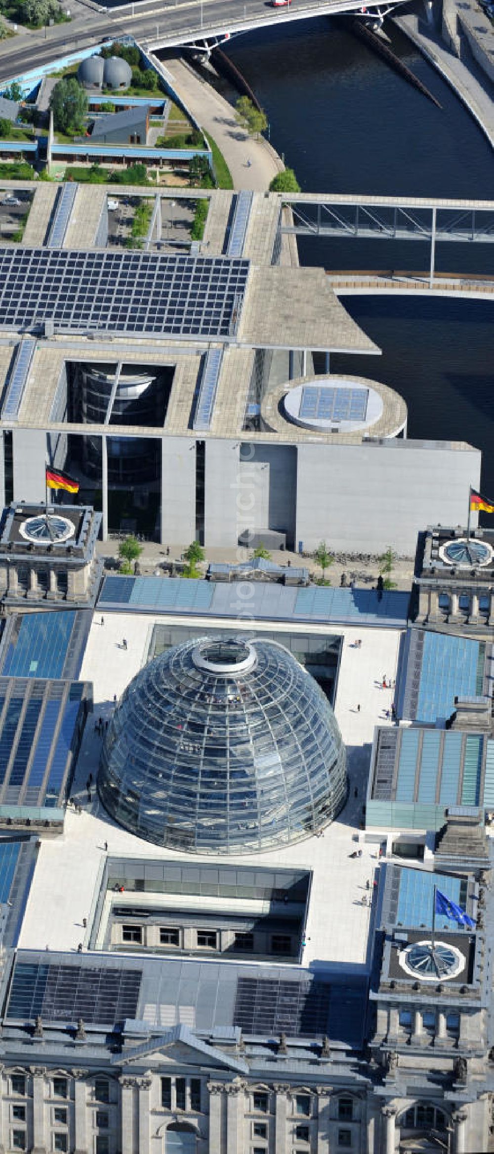 Aerial image Berlin - Blick auf die Reichstagskuppel und das Dach des Reichstages im Regierungsviertel des Berliner Tiergarten. View of the Reichstag in Berlin's government district of Tiergarten.