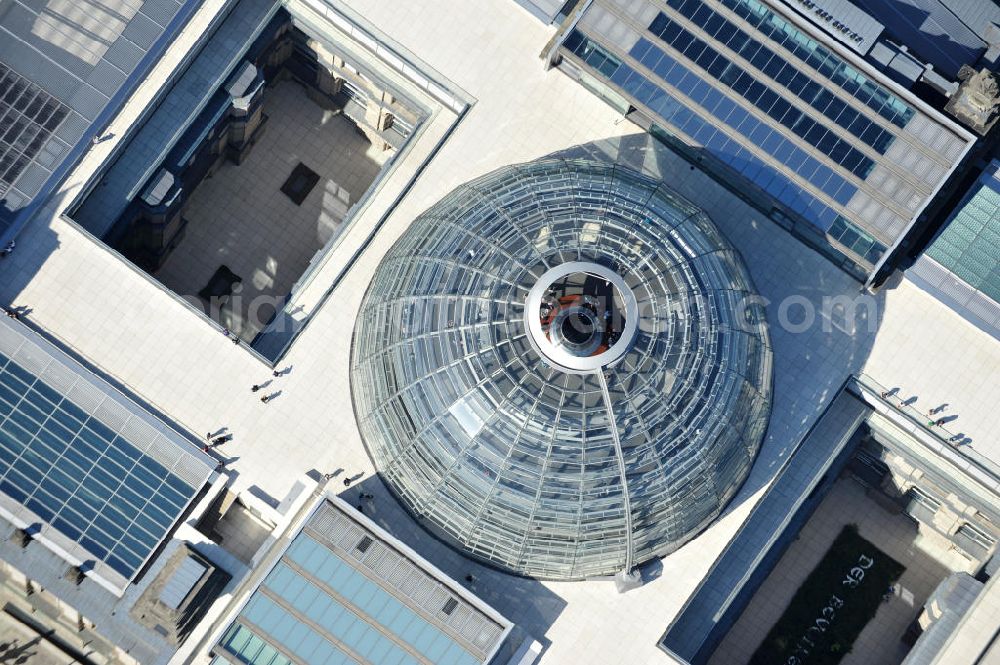 Aerial image Berlin - Blick auf die Reichstagskuppel und das Dach des Reichstages im Regierungsviertel des Berliner Tiergarten. View of the Reichstag in Berlin's government district of Tiergarten.