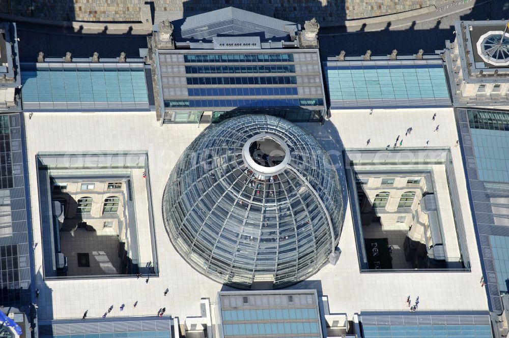 Berlin from the bird's eye view: Blick auf die Reichstagskuppel und das Dach des Reichstages im Regierungsviertel des Berliner Tiergarten. View of the Reichstag in Berlin's government district of Tiergarten.