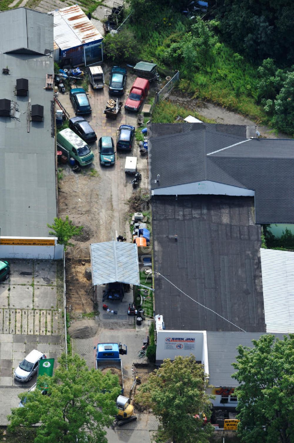 Aerial photograph Bernau - Blick auf Erweiterungsbauarbeiten in der Reifen- und KFZ - Werkstatt an der Zepernicker Chausse in 16321 Bernau. Automobile tires - workshop at Zepernicker Chausse in 16321 Bernau.