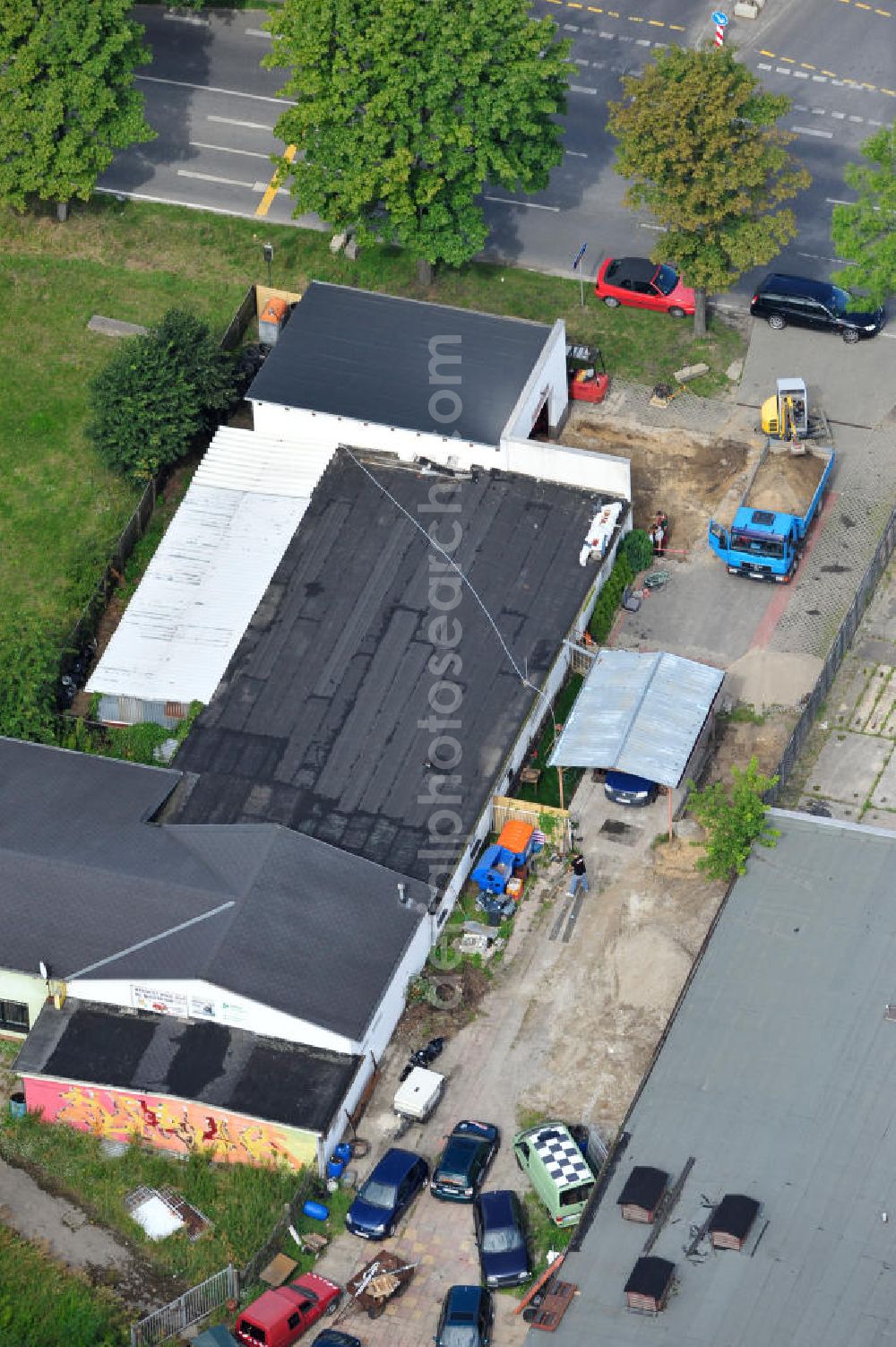 Bernau from above - Blick auf Erweiterungsbauarbeiten in der Reifen- und KFZ - Werkstatt an der Zepernicker Chausse in 16321 Bernau. Automobile tires - workshop at Zepernicker Chausse in 16321 Bernau.