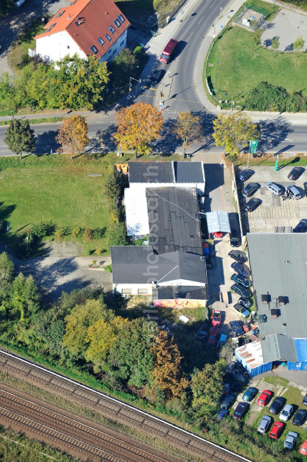 Aerial photograph Bernau - Blick auf die Reifen- und KFZ - Werkstatt an der Zepernicker Chausse in 16321 Bernau. Automobile tires - workshop at Zepernicker Chausse in 16321 Bernau.