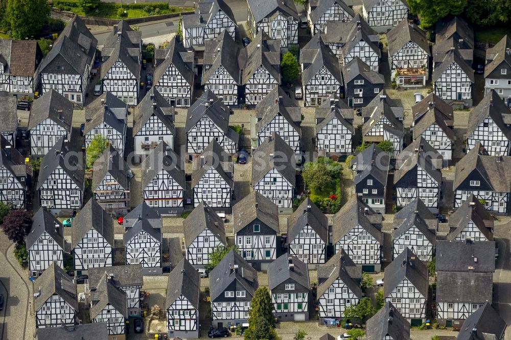 Aerial photograph Freudenberg - Series of historically true original half-timbered houses in the center of Freudenberg in the state of North Rhine-Westphalia