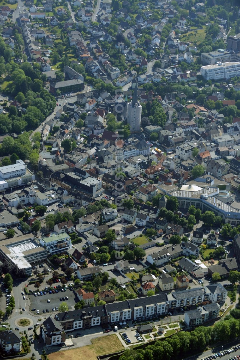 Aerial image Menden (Sauerland) - Terraced house of MARKUS GEROLD ENTERPRISE GROUP Am Hoenneufer in Menden (Sauerland) in the state North Rhine-Westphalia