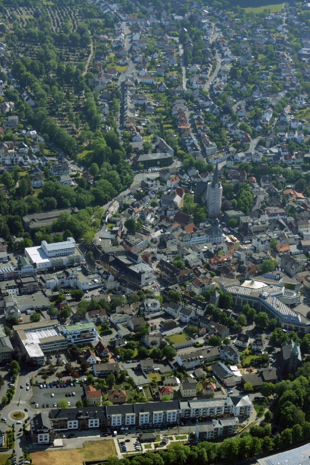 Aerial photograph Menden (Sauerland) - Terraced house of MARKUS GEROLD ENTERPRISE GROUP Am Hoenneufer in Menden (Sauerland) in the state North Rhine-Westphalia