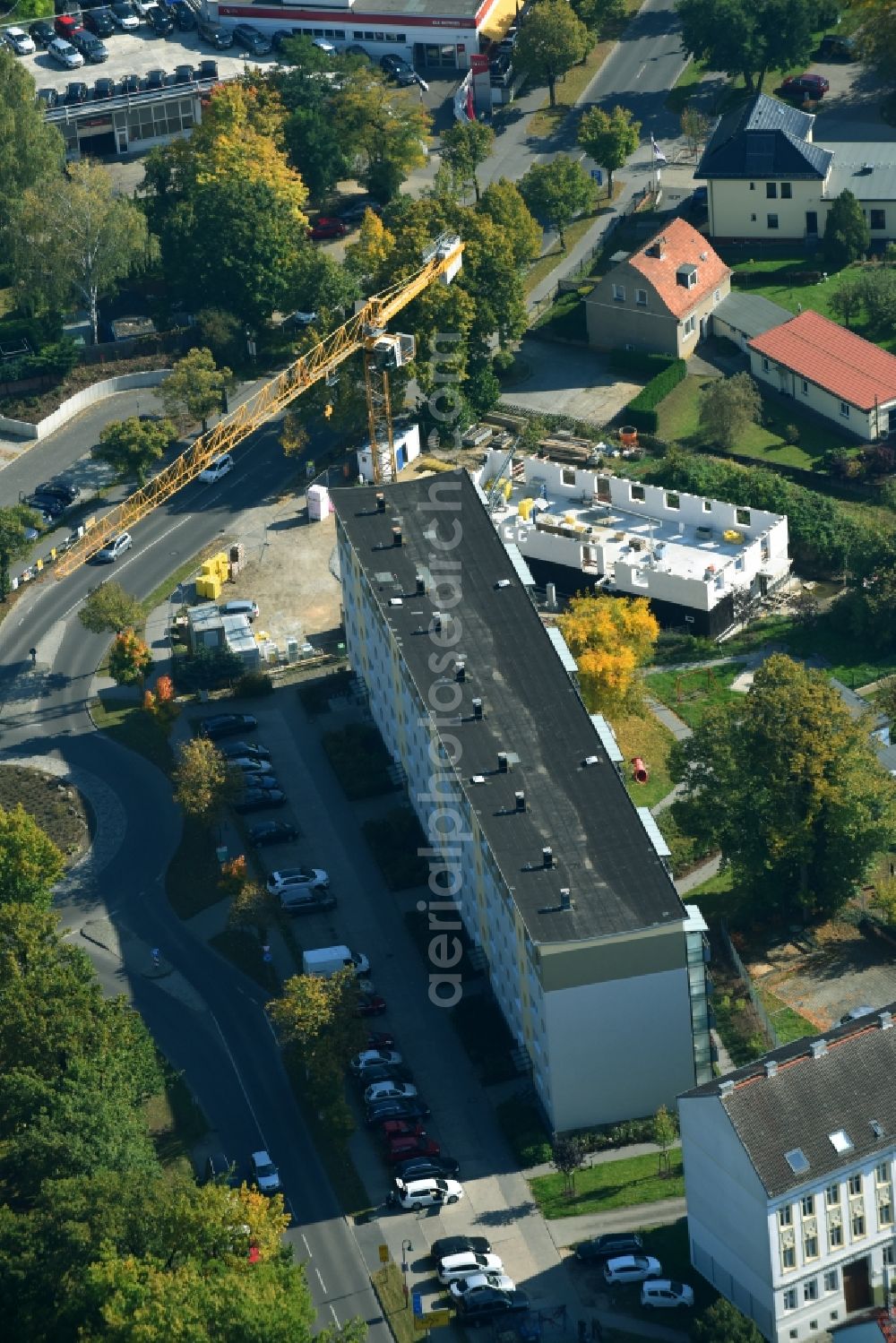 Aerial photograph Bernau - Construction site of a new residential area of the terraced housing estate on the Schoenower Chaussee corner Im Blumenhag in Bernau in the state Brandenburg, Germany