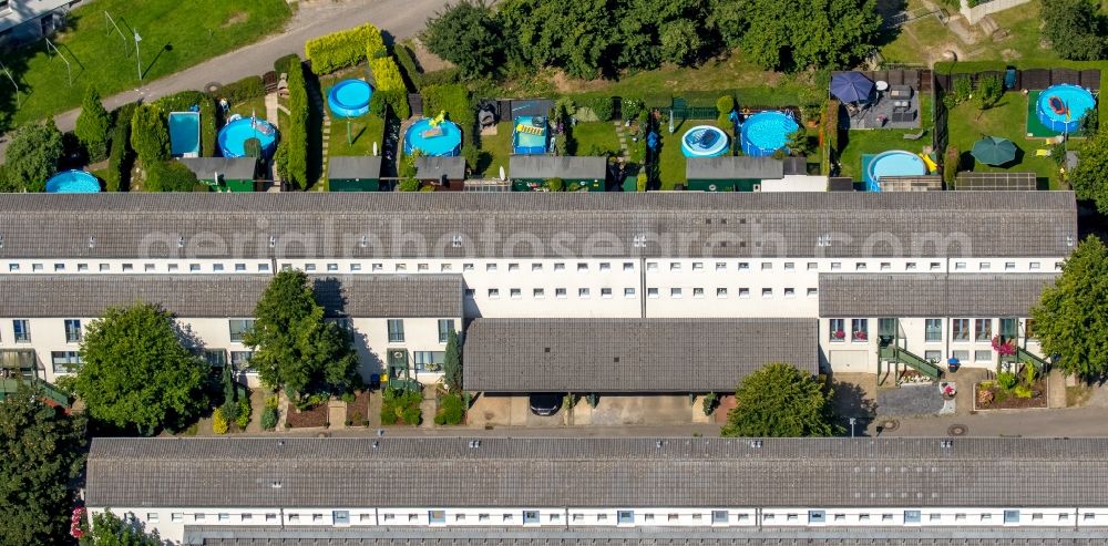 Gelsenkirchen from the bird's eye view: Residential area of a Reihenhaus-settlement with pool landscape in the mining settlement of Schuengelbergsiedlung in Gelsenkirchen, Germany, in the Federal State of North Rhine-Westphalia