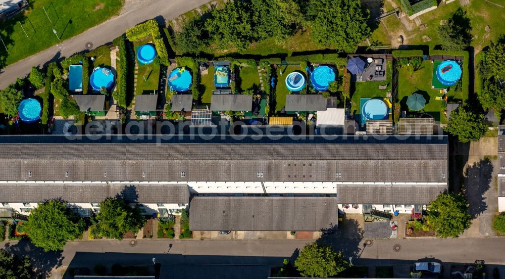 Aerial image Gelsenkirchen - Residential area of a Reihenhaus-settlement with pool landscape in the mining settlement of Schuengelbergsiedlung in Gelsenkirchen, Germany, in the Federal State of North Rhine-Westphalia