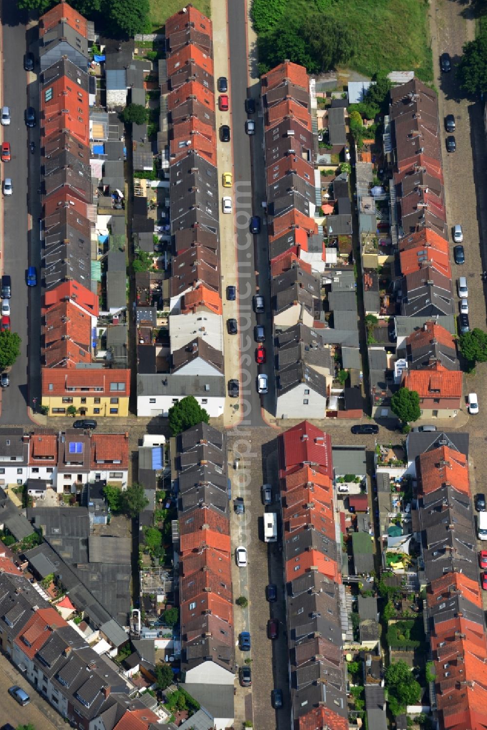 Aerial photograph Bremen - Townhouse-colony in a residential street in the Westend district of Bremen